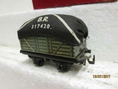 OO SCALE : TRIX 12T GOODS WAGON WITH TARP - LOT 420N
