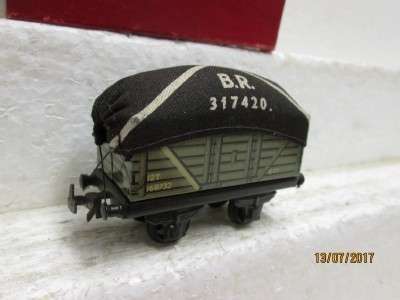 OO SCALE : TRIX 12T GOODS WAGON WITH TARP - LOT 420N