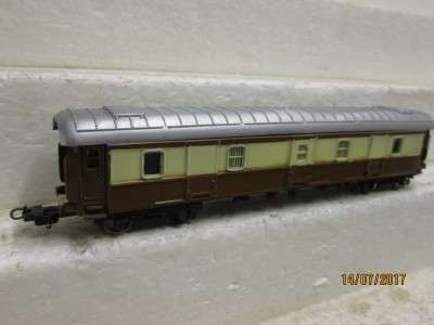 HO/OO SCALE : LIMA BAGGAGE CAR (PAINTED IN SAR COLOURS) - LOT 491N
