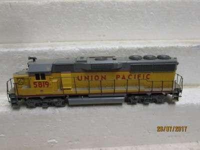 HO SCALE : ATHEARN GP60 UNION PACIFIC DIESEL LOCO (DCC) - LOT 555N
