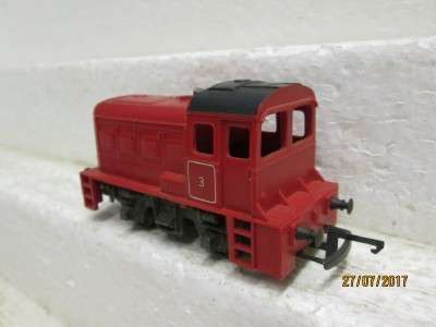 OO SCALE : TRI-ANG RED DIESEL LOCO (Reduced to clear) - LOT 651N