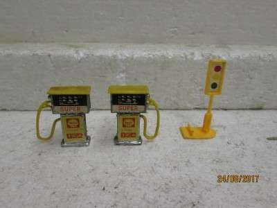 1:18 SCALE x2 SHELL PETROL PUMPS - LOT 58P