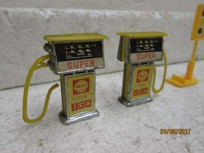 1:18 SCALE x2 SHELL PETROL PUMPS - LOT 58P
