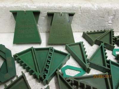 SCALEXTRIC BRIDGE PILLARS PLUS TRACK SUPPORTS - LOT 118P