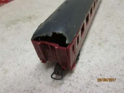 HO SCALE : LIMA SAR ORANGE EXPRESS COACH - LOT 221P