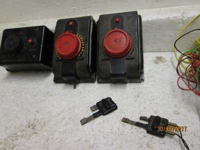 HO/OO SCALE : TRI-ANG x3 OLD CONTROLLERS PLUS WIRING - LOT 251P