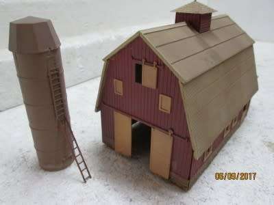 HO SCALE : WALTHERS BARN PLUS SILO - LOT 364P