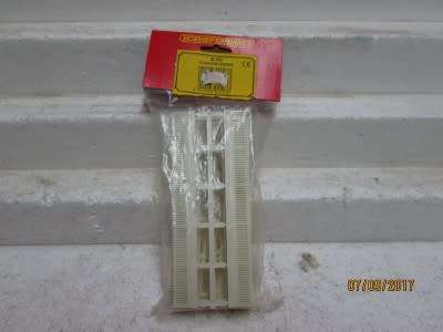 HO/OO SCALE : HORNBY STATION PLATFORM FENCING - LOT 402P