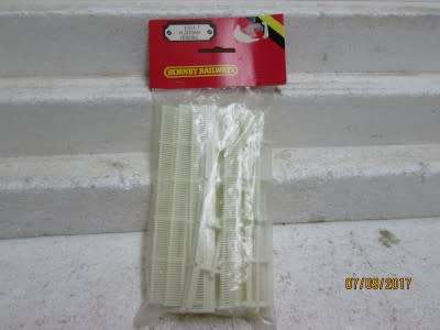 HO/OO SCALE : HORNBY STATION PLATFORM FENCING - LOT 403P