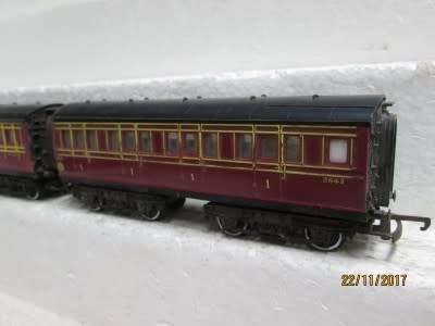 OO SCALE : HORNBY x2 LMS COACHES - LOT 207Q