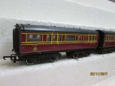 OO SCALE : HORNBY x2 LMS COACHES - LOT 207Q