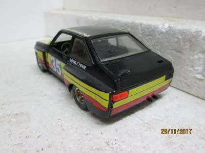DIE CAST : BBURAGO 1:24 SCALE FORD ESCORT RS 1800 - LOT 339Q