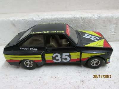 DIE CAST : BBURAGO 1:24 SCALE FORD ESCORT RS 1800 - LOT 339Q