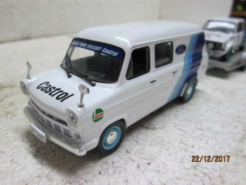 DIE CAST 1:43 SCALE FORD TRANSIT WITH ESCORT RALLY CAR ON TRAILER - LOT 572Q