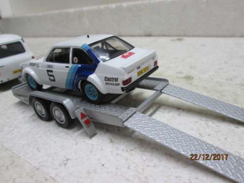 DIE CAST 1:43 SCALE FORD TRANSIT WITH ESCORT RALLY CAR ON TRAILER - LOT 572Q