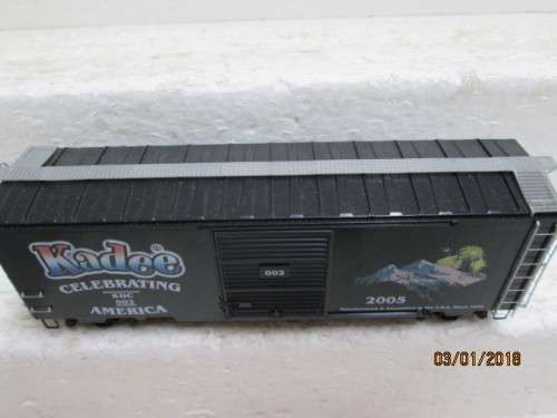 HO SCALE : KADEE 40' BOX CAR (CELEBRATING AMERICA 2005) : BOXED - LOT 799Q
