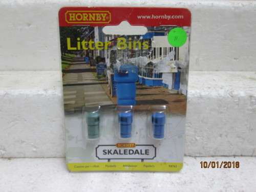HO/OO SCALE : HORNBY LITTER BINS x3 - LOT 851Q