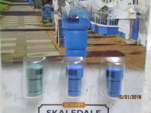 HO/OO SCALE : HORNBY LITTER BINS x3 - LOT 851Q