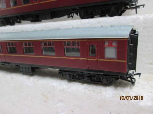 OO SCALE : x2 BR COACHES (MAROON) - LOT 897Q