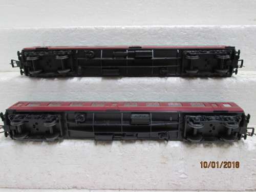 OO SCALE : x2 BR COACHES (MAROON) - LOT 897Q