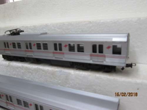HO SCALE : FRATESCHI SUBURBAN SET (LOCO + 2 WAGONS) - LOT 474R