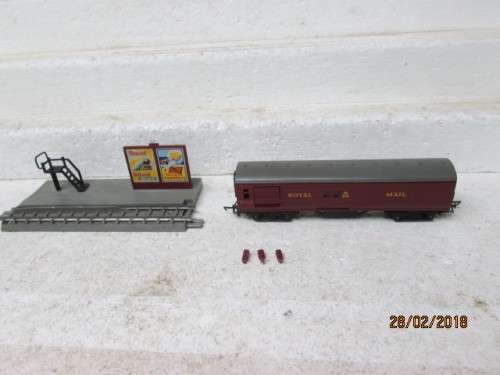 OO SCALE : TRI-ANG ROYAL MAIL COACH PLUS OFF-LOADING DOCK - LOT 575R