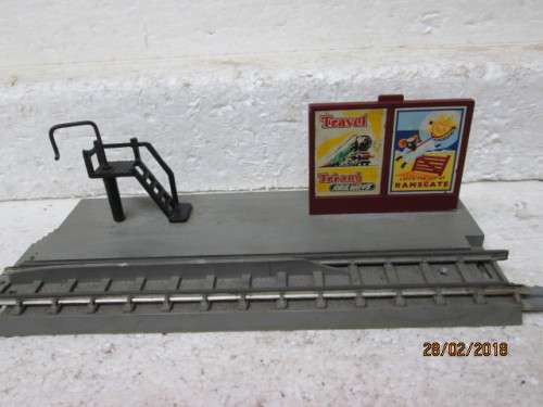 OO SCALE : TRI-ANG ROYAL MAIL COACH PLUS OFF-LOADING DOCK - LOT 575R