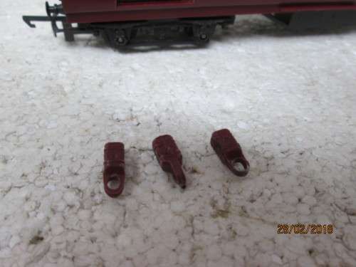 OO SCALE : TRI-ANG ROYAL MAIL COACH PLUS OFF-LOADING DOCK - LOT 575R