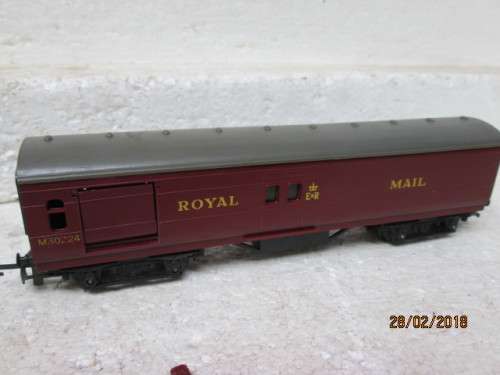 OO SCALE : TRI-ANG ROYAL MAIL COACH PLUS OFF-LOADING DOCK - LOT 575R