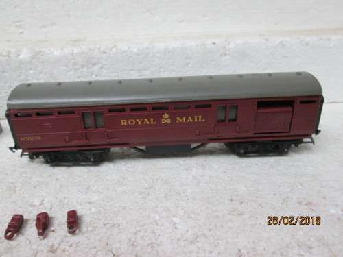 OO SCALE : TRI-ANG ROYAL MAIL COACH PLUS OFF-LOADING DOCK - LOT 575R