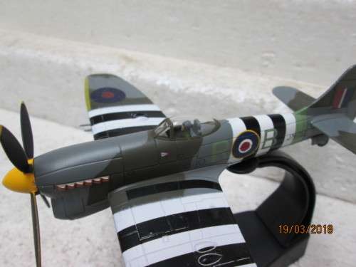 1:72 SCALE AMERCOM COLLECTION FIGHTER PLANE - UK 1944 HAWKER TEMPEST MkV  - LOT 996R