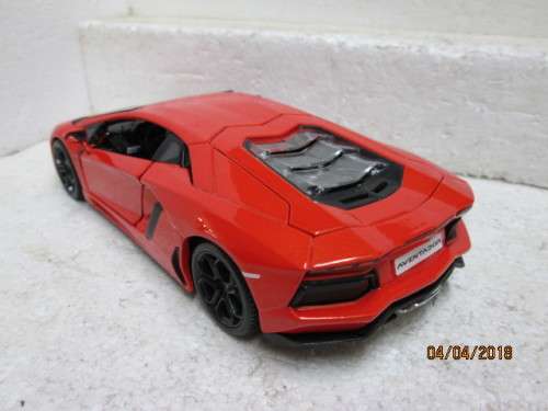 DIE CAST : 1:24 SCALE MAISTO LAMBOURGHINI AVENTADOR - LOT 424S