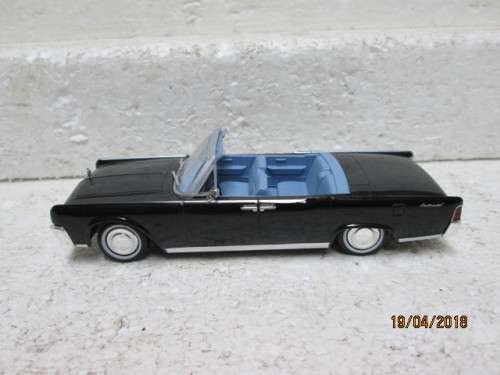 DIE CAST 1:43 SCALE : UNIVERSAL HOBBIES LINCOLN CONTINENTAL - LOT 556S