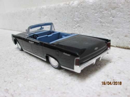 DIE CAST 1:43 SCALE : UNIVERSAL HOBBIES LINCOLN CONTINENTAL - LOT 556S