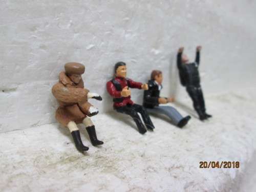 1:43 SCALE : x4 FIGURINES - LOT 621S