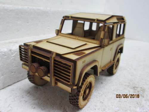 1:18 SCALE LANDROVER DEFENDER 90 SWB STATION WAGON - LOT 799W