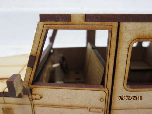 1:18 SCALE 1975 TOYOTA LAND CRUISER SWB STATION WAGON FJ400 - LOT 111T