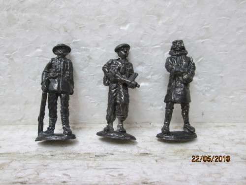 DIE CAST : x3  FIGURINES - LOT 49T