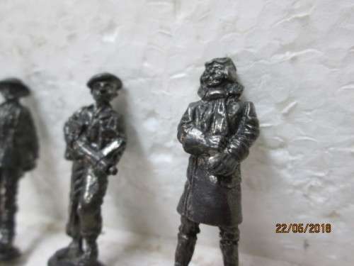 DIE CAST : x3  FIGURINES - LOT 49T