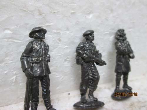 DIE CAST : x3  FIGURINES - LOT 49T