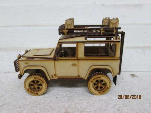 1:18 SCALE LANDROVER DEFENDER 90 SWB STATION WAGON (SAFARI) - LOT 108T
