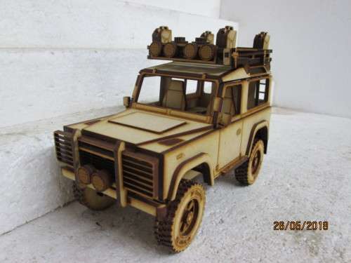 1:18 SCALE LANDROVER DEFENDER 90 SWB STATION WAGON (SAFARI) - LOT 108T