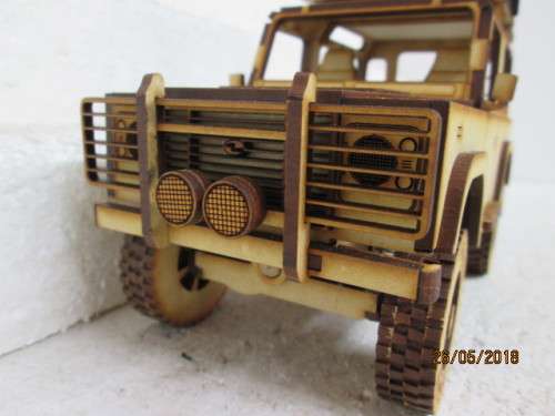 1:18 SCALE LANDROVER DEFENDER 90 SWB STATION WAGON (SAFARI) - LOT 108T