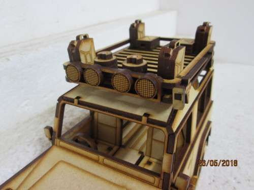 1:18 SCALE LANDROVER DEFENDER 90 SWB STATION WAGON (SAFARI) - LOT 108T