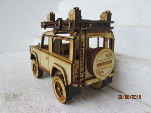 1:18 SCALE LANDROVER DEFENDER 90 SWB STATION WAGON (SAFARI) - LOT 108T