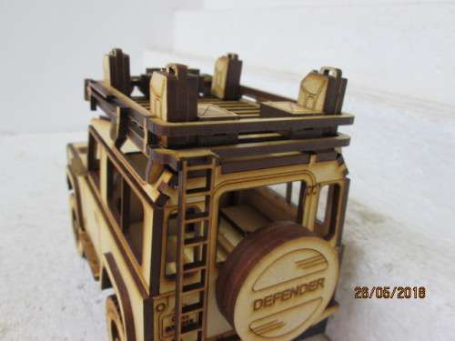 1:18 SCALE LANDROVER DEFENDER 90 SWB STATION WAGON (SAFARI) - LOT 108T