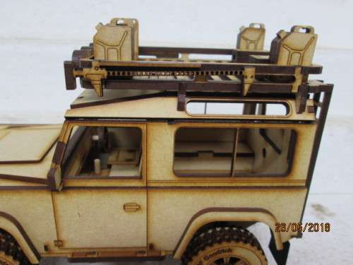 1:18 SCALE LANDROVER DEFENDER 90 SWB STATION WAGON (SAFARI) - LOT 108T