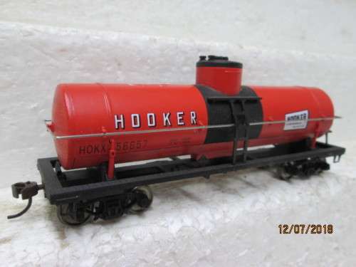 HO SCALE MODELPOWER 40' TANKER (SOLID METAL BODY) - LOT 403T