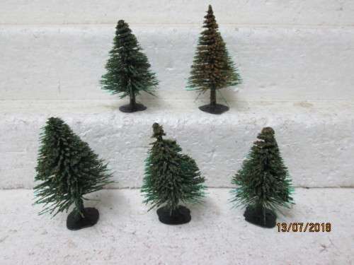 HO SCALE : x5  SMALL PLASTIC PINE TREES - LOT 461T