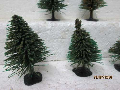 HO SCALE : x5  SMALL PLASTIC PINE TREES - LOT 461T